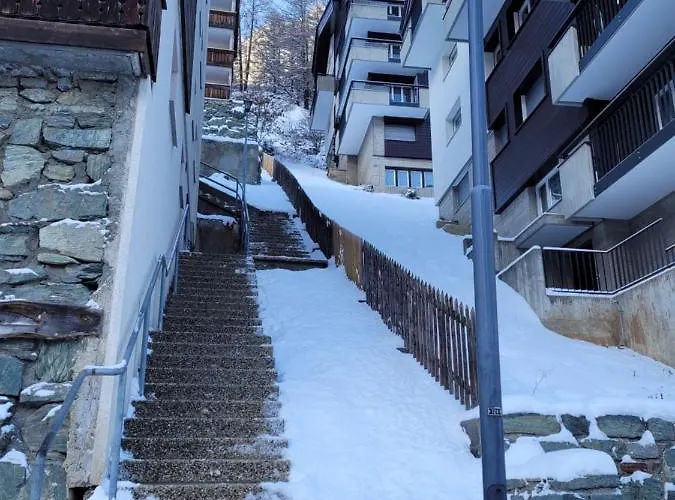 In Mit Toller Aussicht Aufs Dorf Zermatt